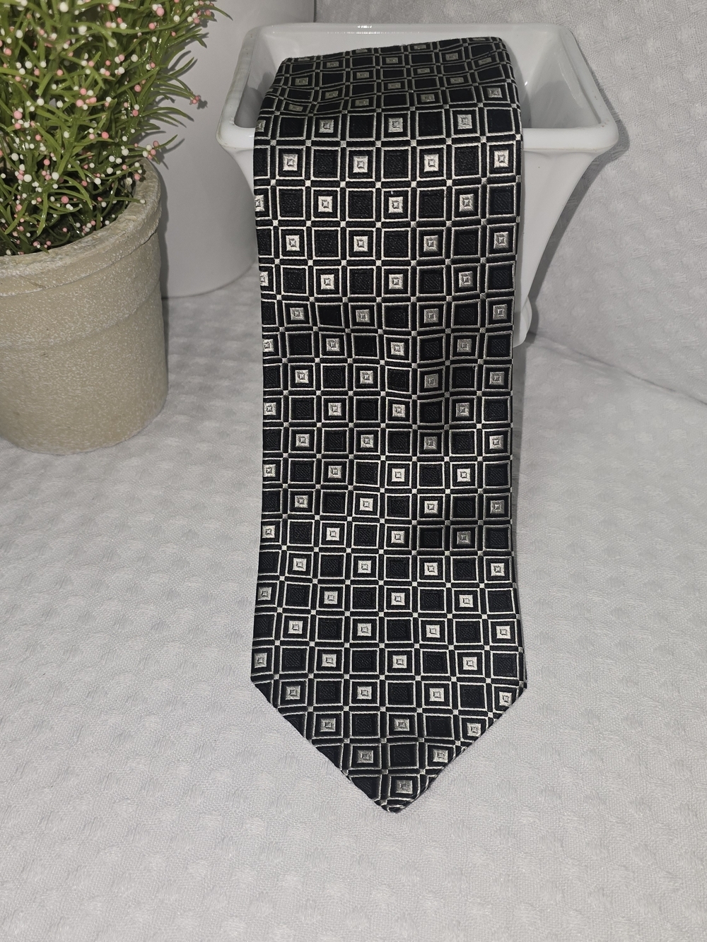 VINTAGE CORPORATE IMAGE FOR TOM JAMES BLACK SILVER SILK TIE GEOMETRIC DESIGN